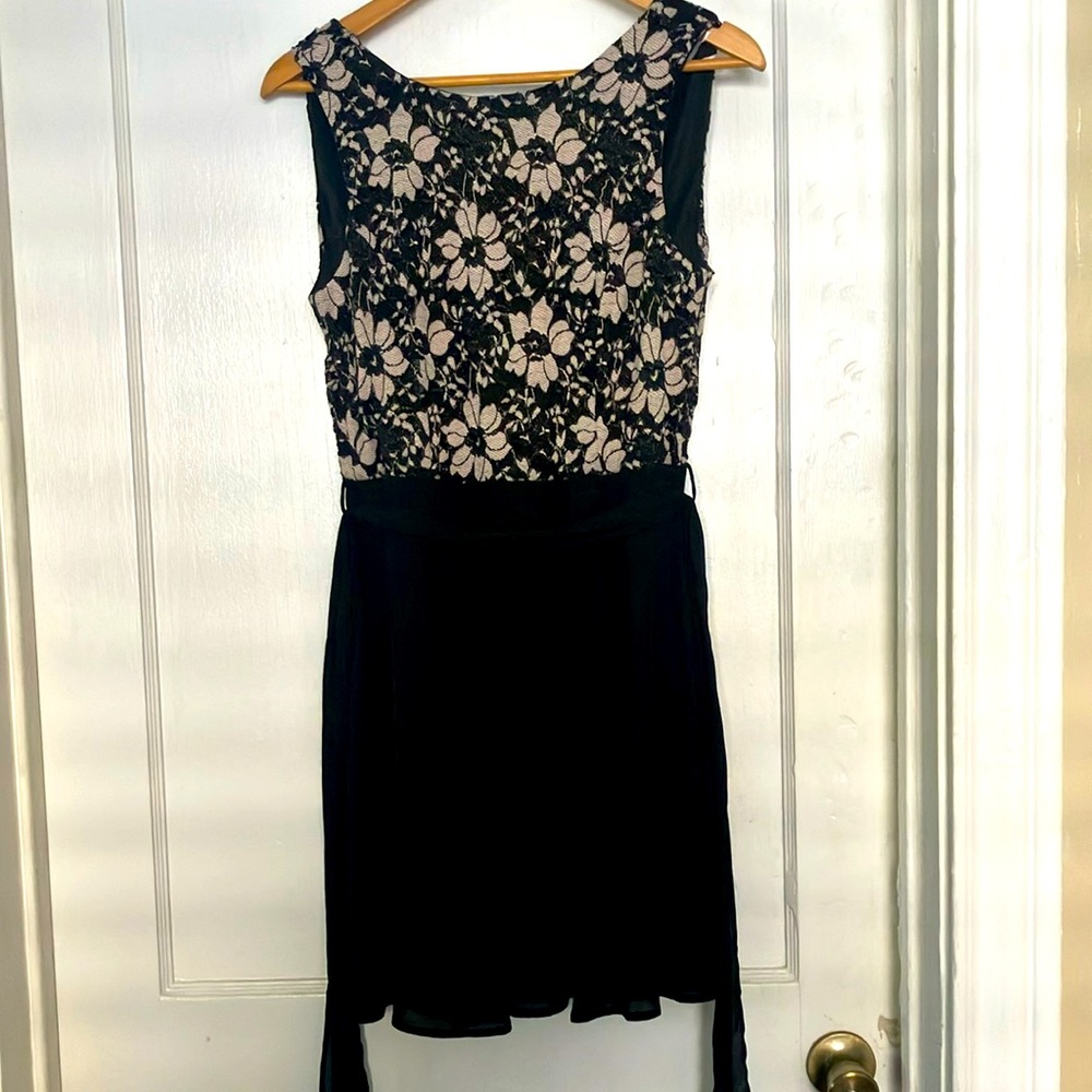 🖤 Forever 21 Contemporary Party Dress! Sz M. Deep V Back. Detachable belt. 🖤